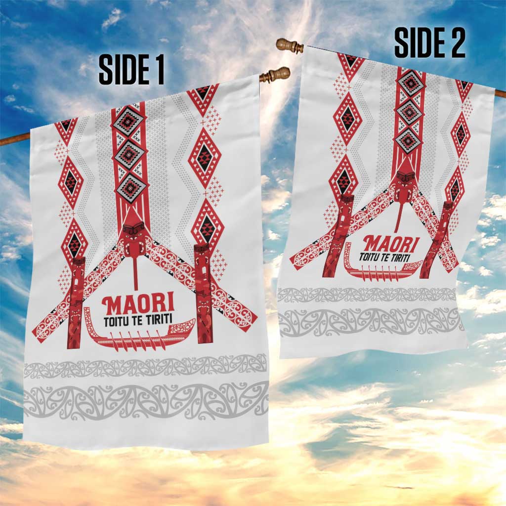 Toitu Te Tiriti Waitangi Garden Flag White Wharenui House - Polynesian Pride