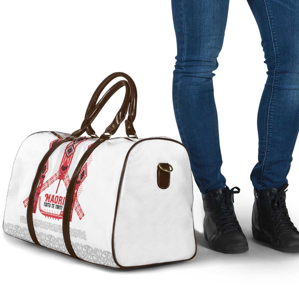 Toitu Te Tiriti Waitangi Travel Bag White Wharenui House - Polynesian Pride