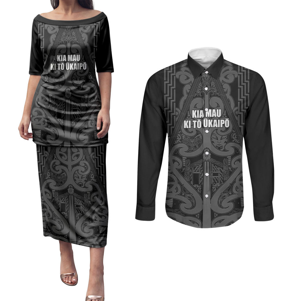 Maori Language Week Personalised Couples Matching Puletasi and Long Sleeve Button Shirt Kia Mau Ki To Ukaipo Grey Color LT14 Grey - Polynesian Pride