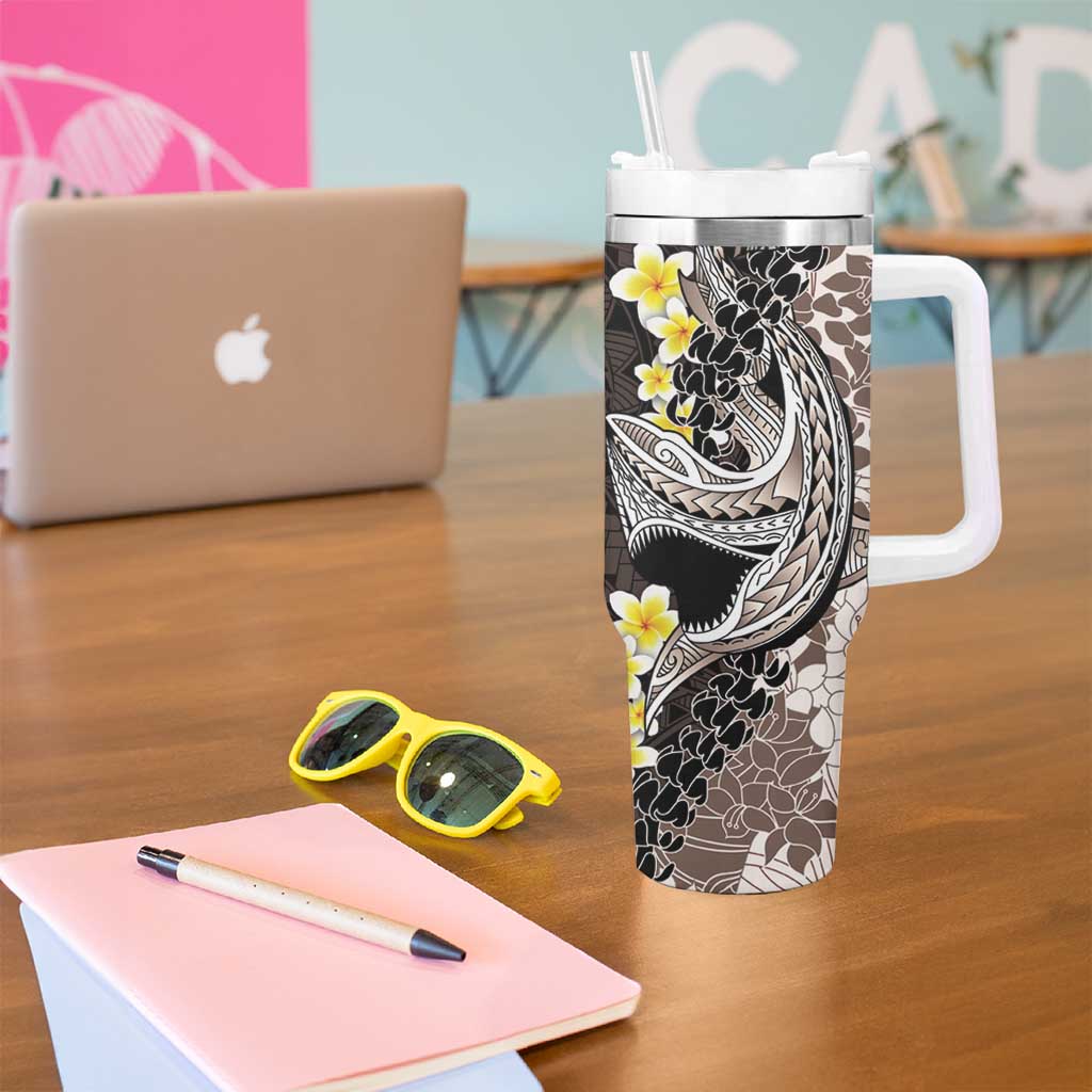 Brown and Black Hawaii Shark Tattoo Tumbler With Handle Puakenikeni Lei Plumeria Polynesian Pattern - Polynesian Pride