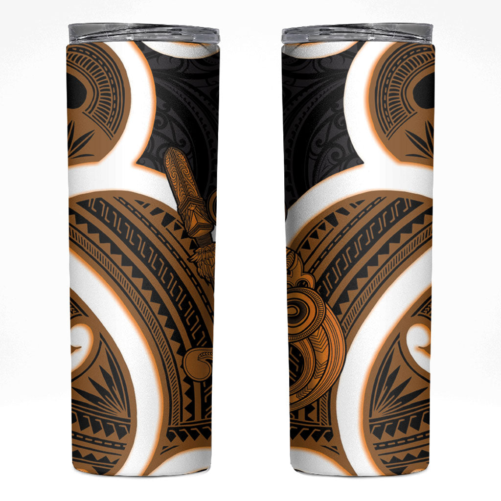 Karaka Aotearoa Atua Tumatauenga Skinny Tumbler Maori God Of War Tiki With Taiaha LT14 Orange - Polynesian Pride