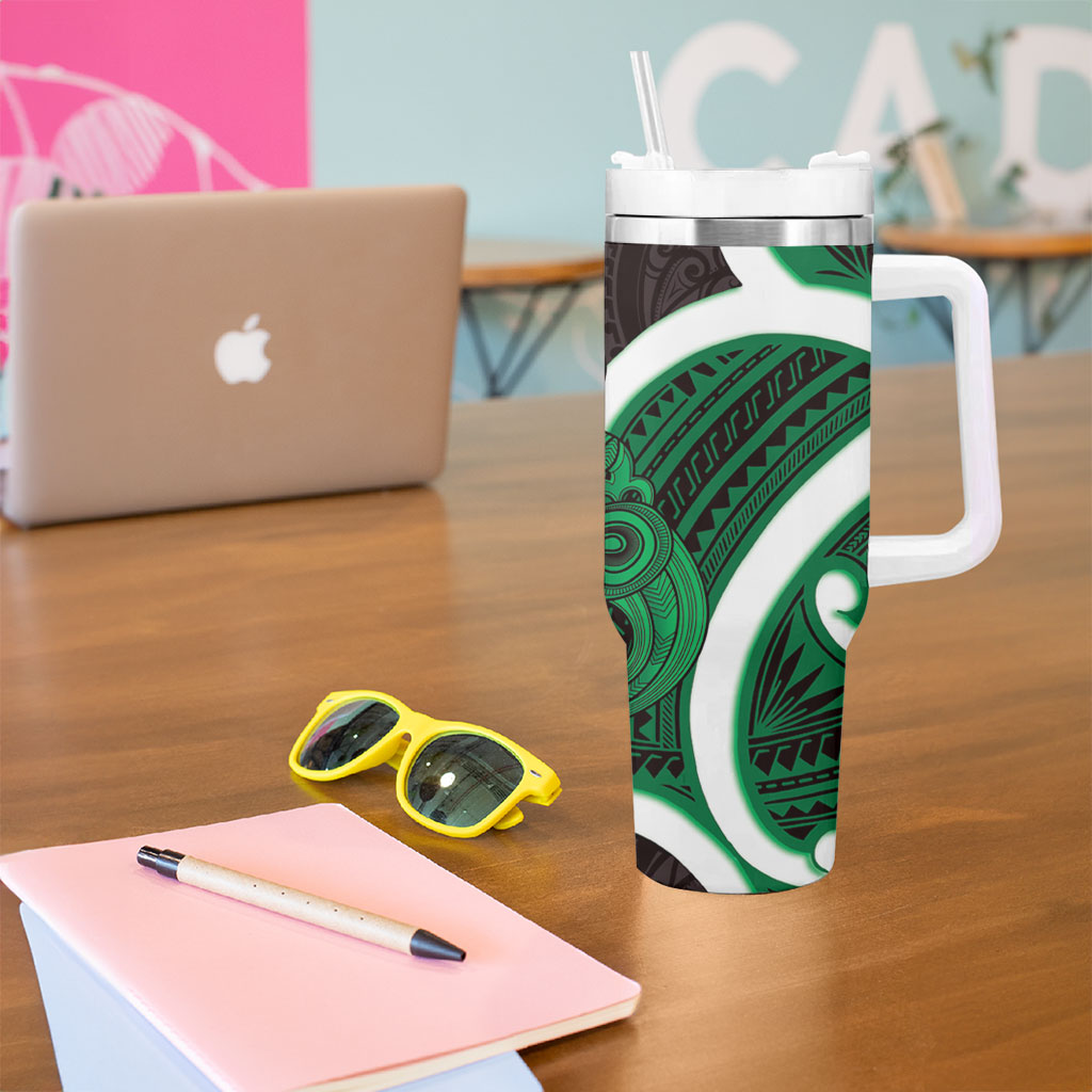 Kakariki Aotearoa Atua Tumatauenga Tumbler With Handle Maori God Of War Tiki With Taiaha LT14 - Polynesian Pride