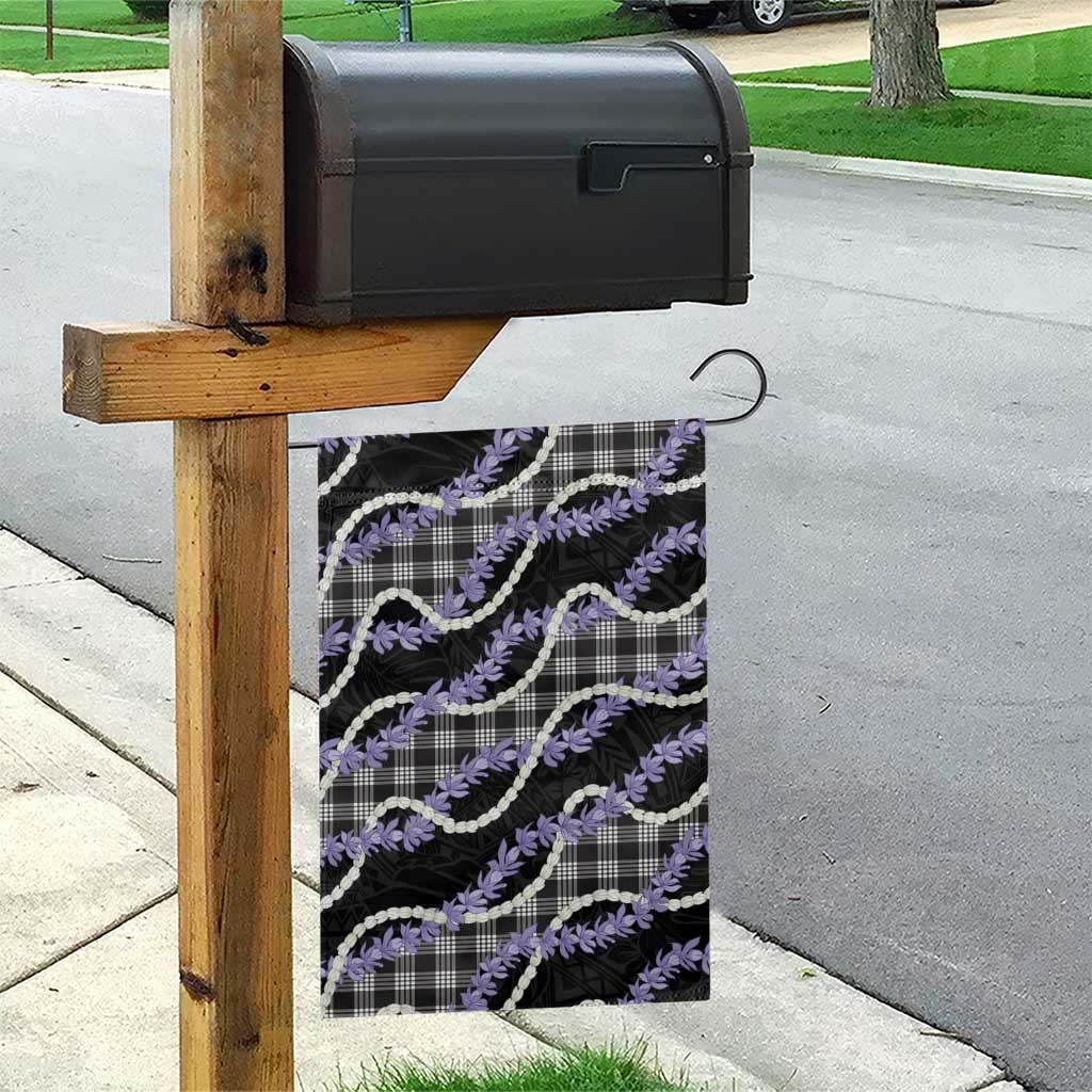 Black Hawaii Palaka Honohono Pikake Garden Flag Hawaiian Orchid Lei Polynesian Pattern - Polynesian Pride