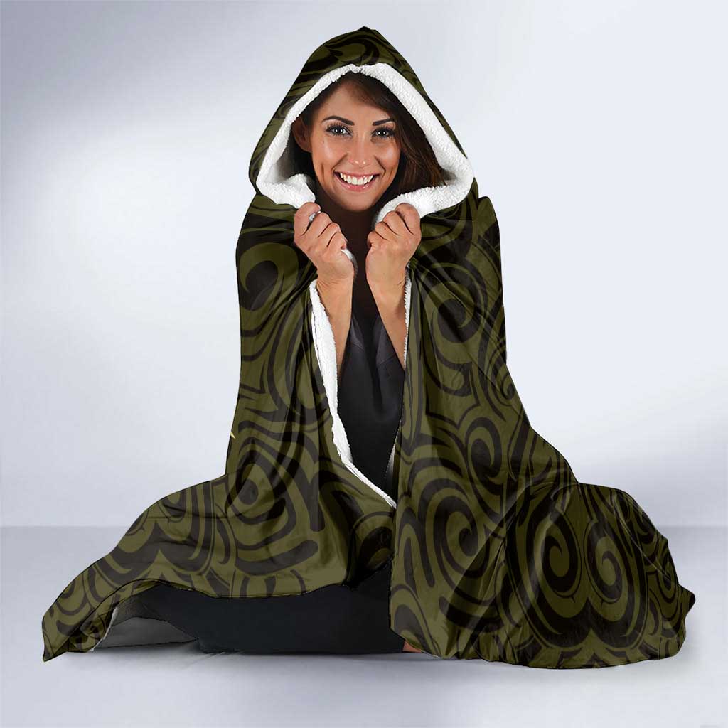 New Zealand Skull Darts Hooded Blanket Aotearoa Maori Chest Tattoo Stylized Gold - Polynesian Pride