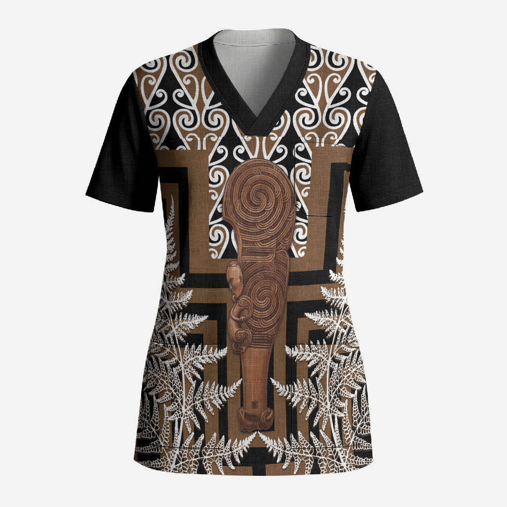Wahaika New Zealand Scrub Top Maori Weapon Kowhaiwhai Fern Poutama Motifs LT14 Adult Brown - Polynesian Pride