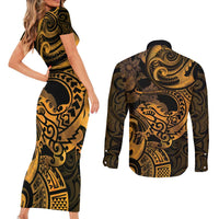 New Zealand Tuatara Couples Matching Short Sleeve Bodycon Dress and Long Sleeve Button Shirt Aotearoa Maori Clematis Flowers - Gold
