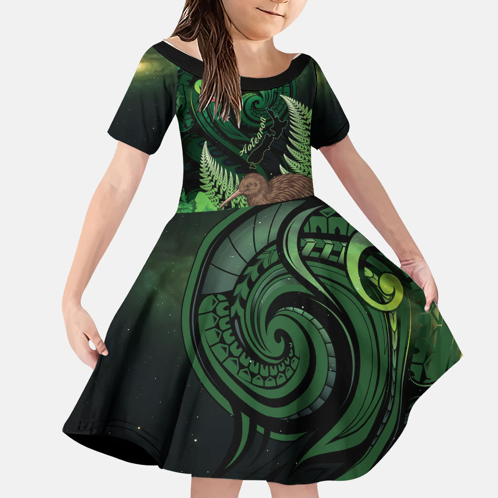 Kiwi New Zealand Personalised Family Matching Off Shoulder Maxi Dress and Hawaiian Shirt Aotearoa Map Silver Fern Koru Pattern LT22 Daughter's Dress Green - Polynesian Pride