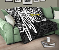 Hawaii Personalised Premium Quilt - Kanaka Maoli With Polynesian Pattern In Heartbeat Style (Black,White) - Polynesian Pride