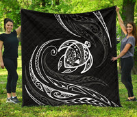 Hawaii Turtle Premium Quilt - White - Frida Style Black - Polynesian Pride