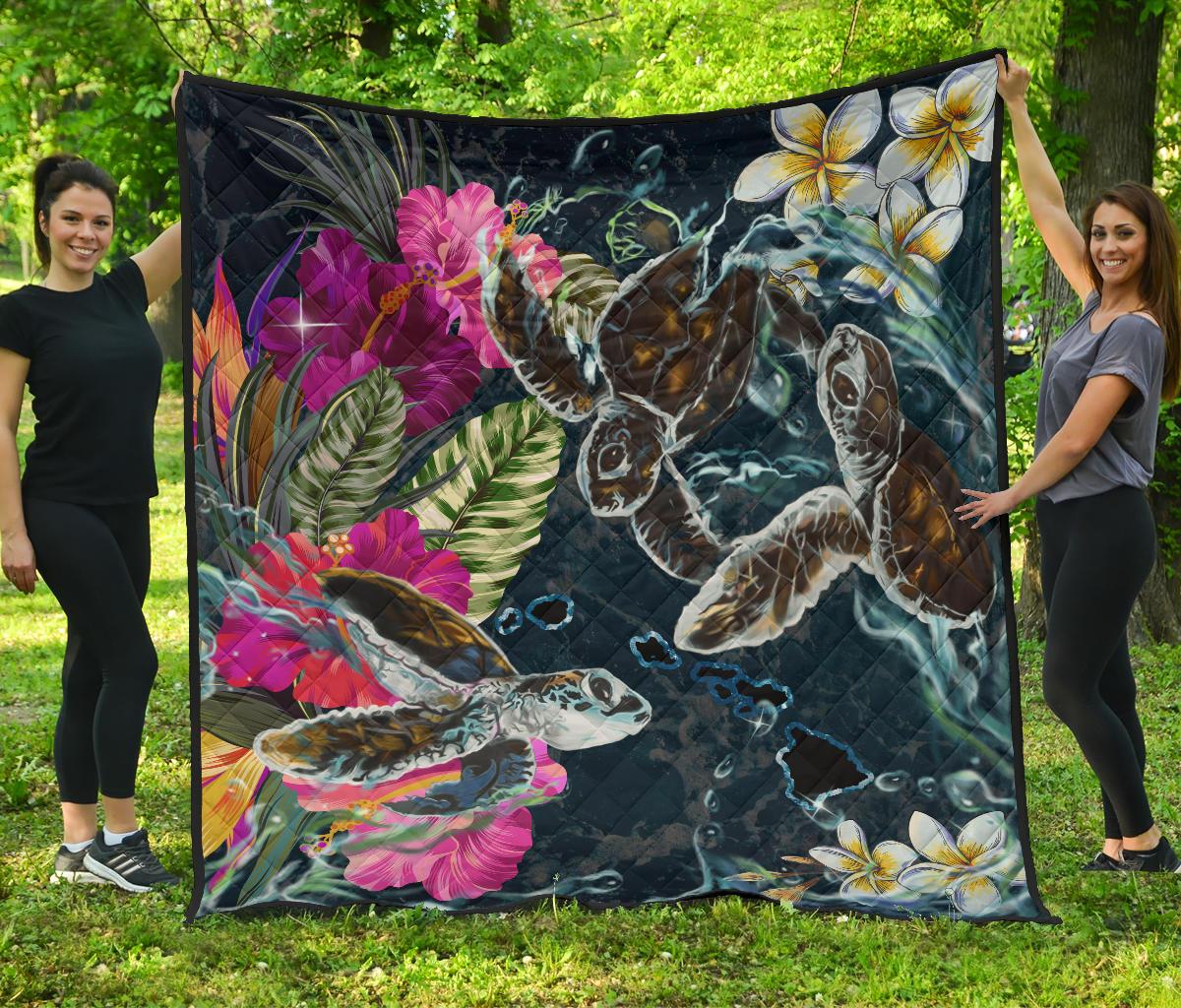 Hawaii Map Turtle Swimming Hibiscus Plumeria Moana Premium Quilt Blue - Polynesian Pride