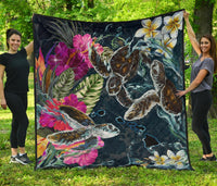 Hawaii Map Turtle Swimming Hibiscus Plumeria Moana Premium Quilt Blue - Polynesian Pride