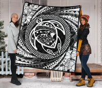 Hawaiian Kanaka Honu Hibiscus Tornando White Polynesian Premium Quilt - Polynesian Pride