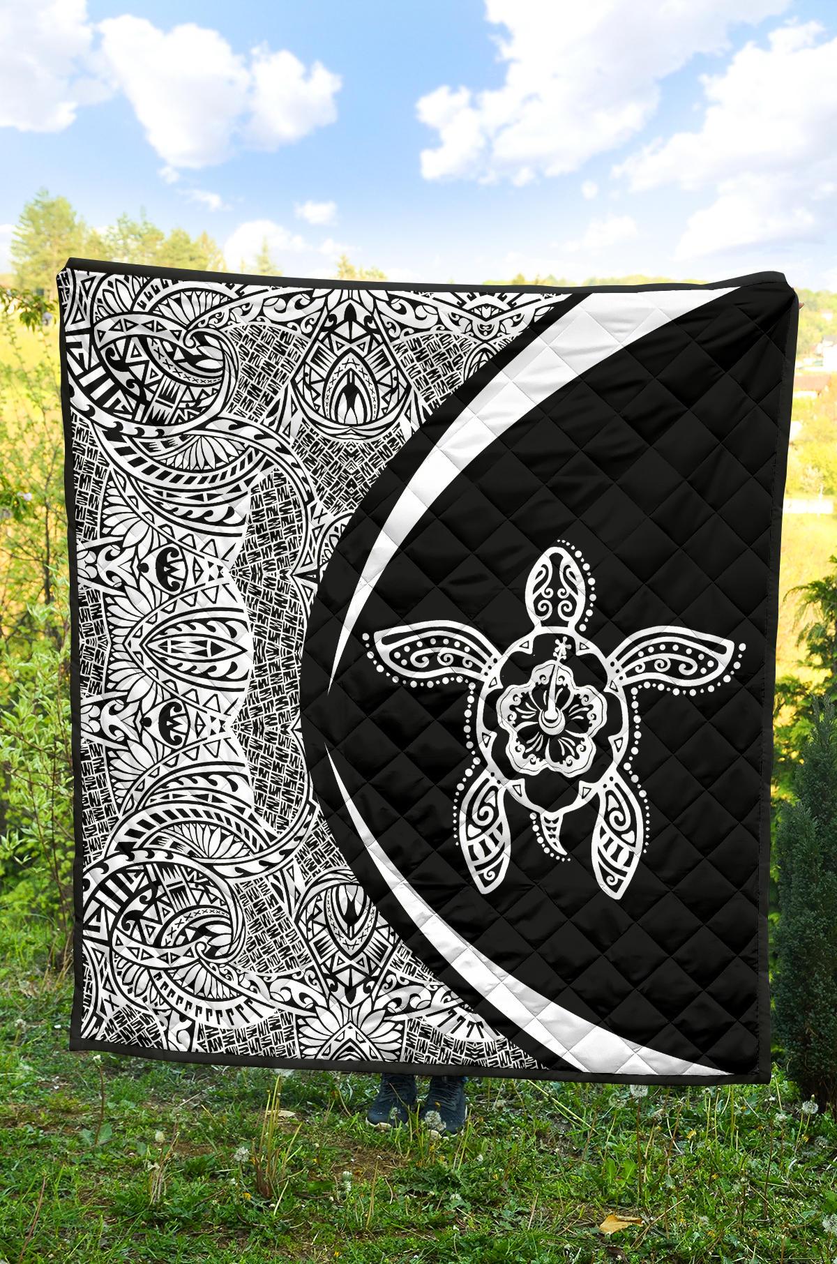 Hawaiian Hibiscus Turtle Polynesian Black And White Premium Quilt - Circle Style - Polynesian Pride