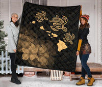 Hawaii Hibiscus Map Polynesian Ancient Gold Premium Quilt - Polynesian Pride