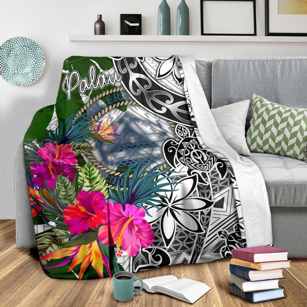 Palau Premium Blanket White - Turtle Plumeria Banana Leaf Crest - Polynesian Pride