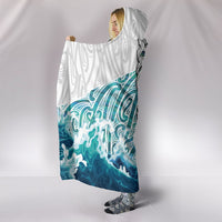 Maori Manaia The Blue Sea Hooded Blanket, White - Polynesian Pride