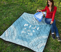 Fiji Premium Quilt - Fiji Coat Of Arms Polynesian Chief Light Blue Version - Polynesian Pride