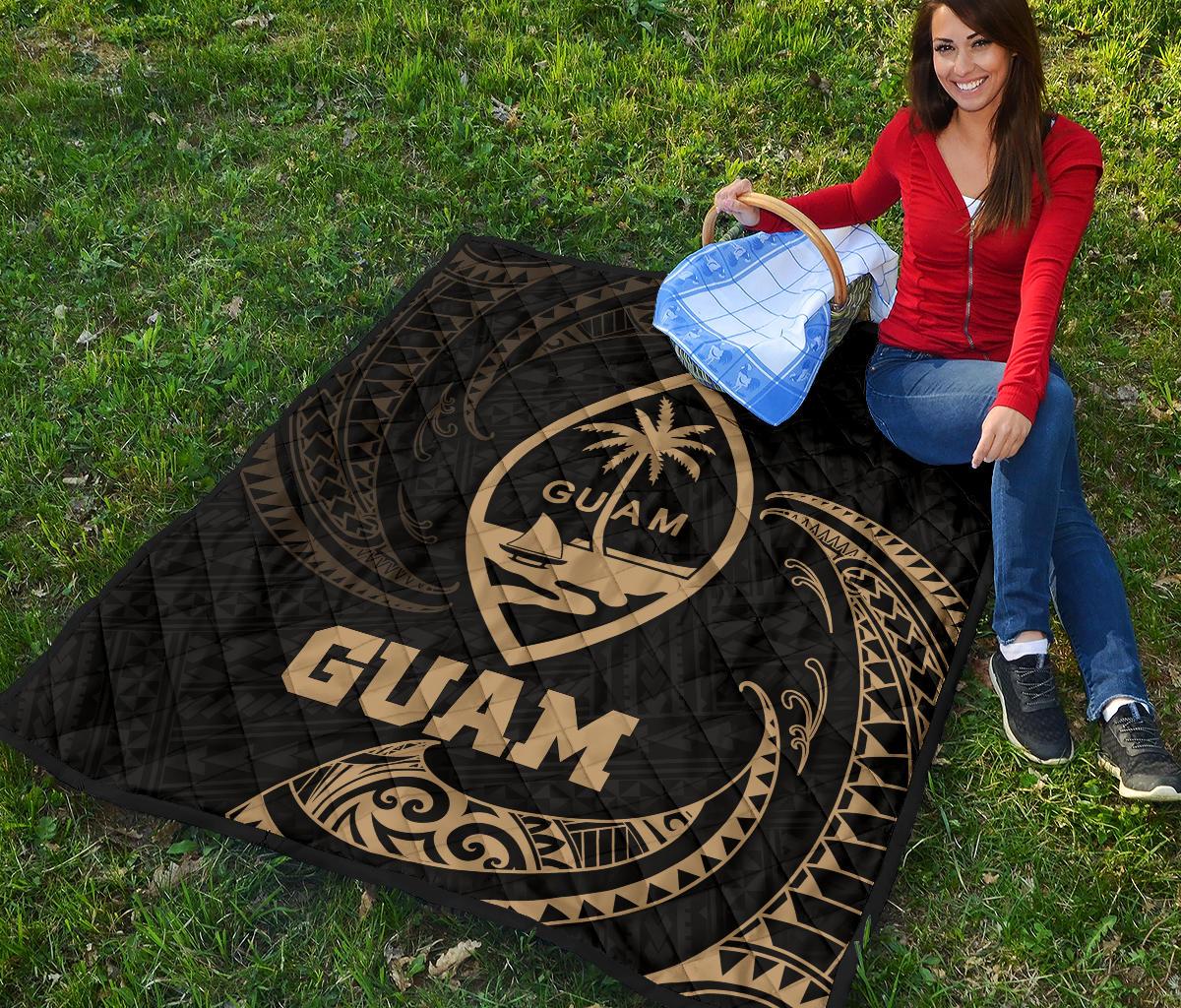 Guam Polynesian Premium Quilt - Gold Tribal Wave - Polynesian Pride