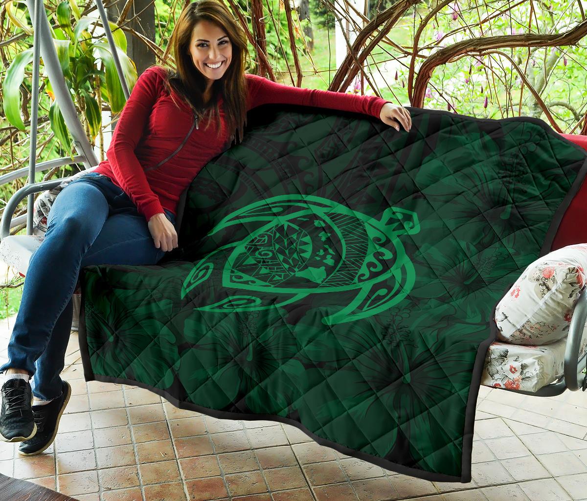 Hawaii Turtle Kanaka Map Hibiscus Poly Premium Quilt - Green - Polynesian Pride
