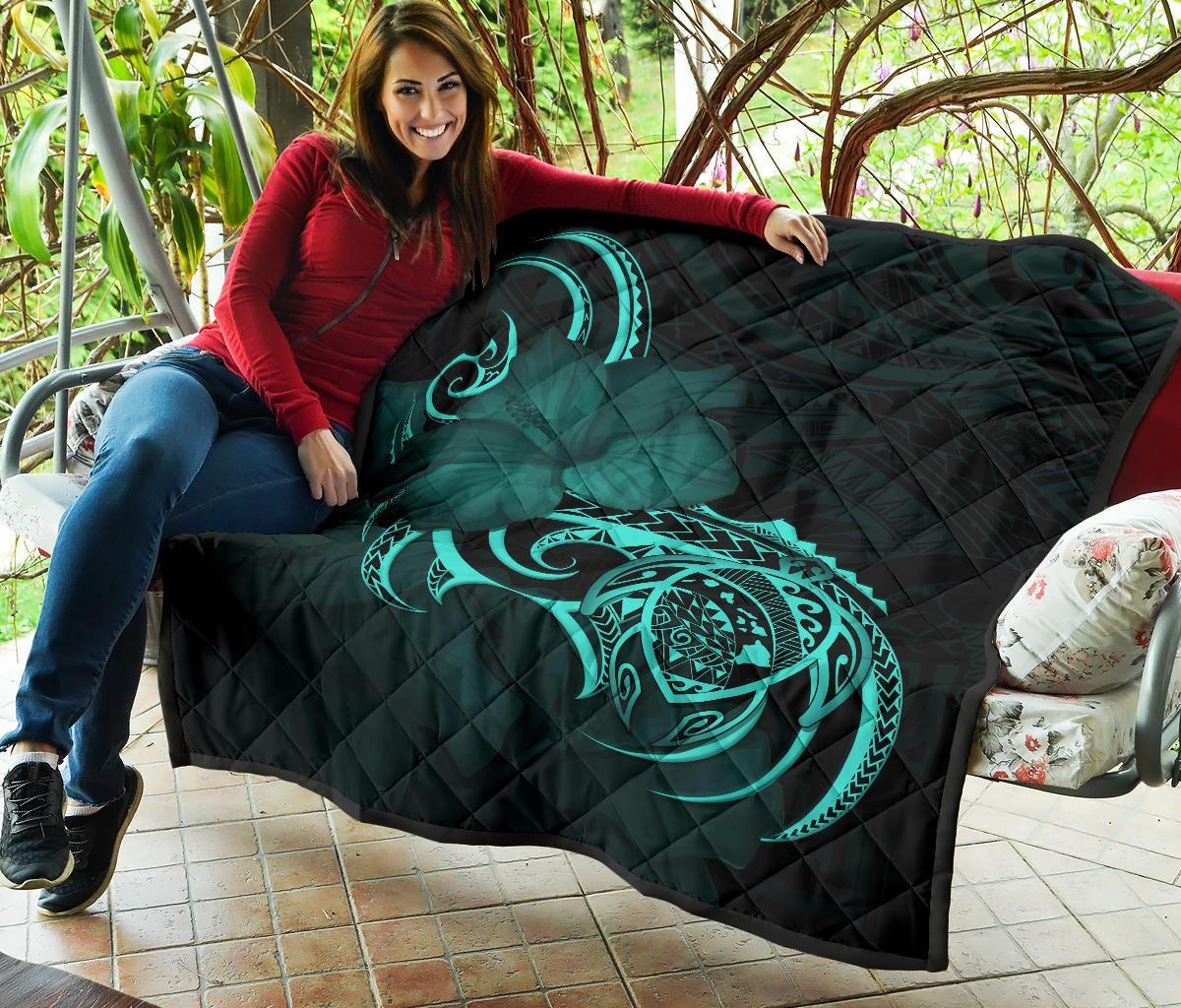 Hawaii Map Turtle Hibiscus Divise Turquoise Polynesian Premium Quilt - Polynesian Pride