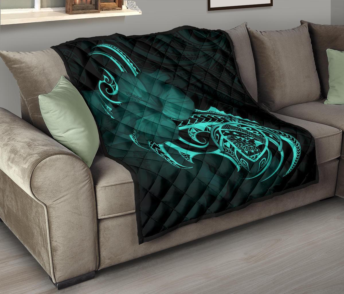 Hawaii Map Turtle Hibiscus Divise Turquoise Polynesian Premium Quilt - Polynesian Pride