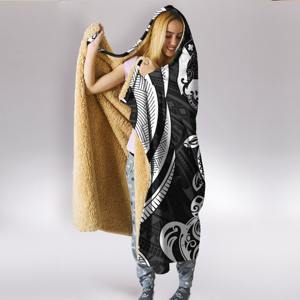 Tonga Hooded Blanket - White Tentacle Turtle - Polynesian Pride